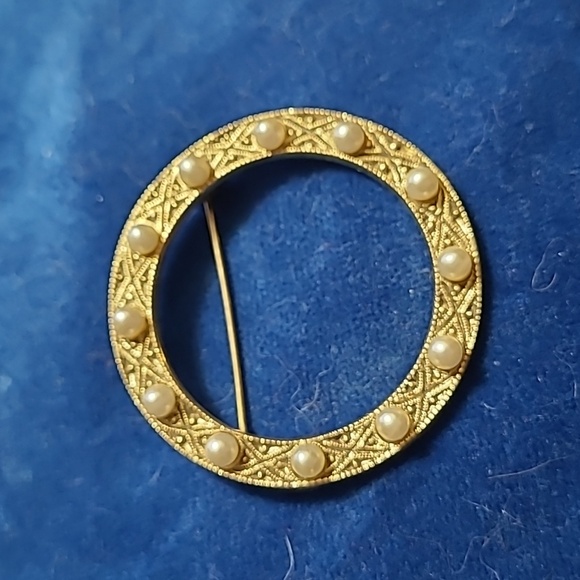 2/$12 Large goldtone circle brooch with faux pearls - Picture 1 of 3